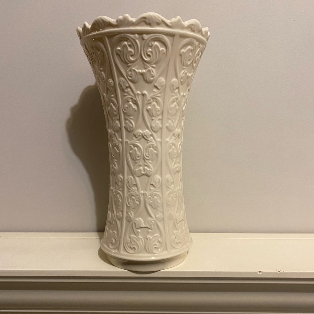 Lenox vase 8 1/2 x 4 1/3